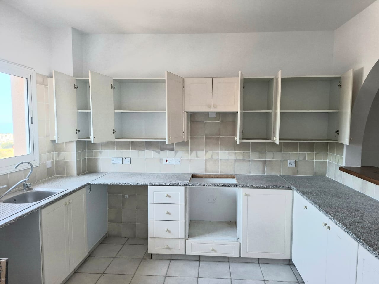 4 bedrooms Villa in Chloraka, Paphos, Cyprus No. 54806