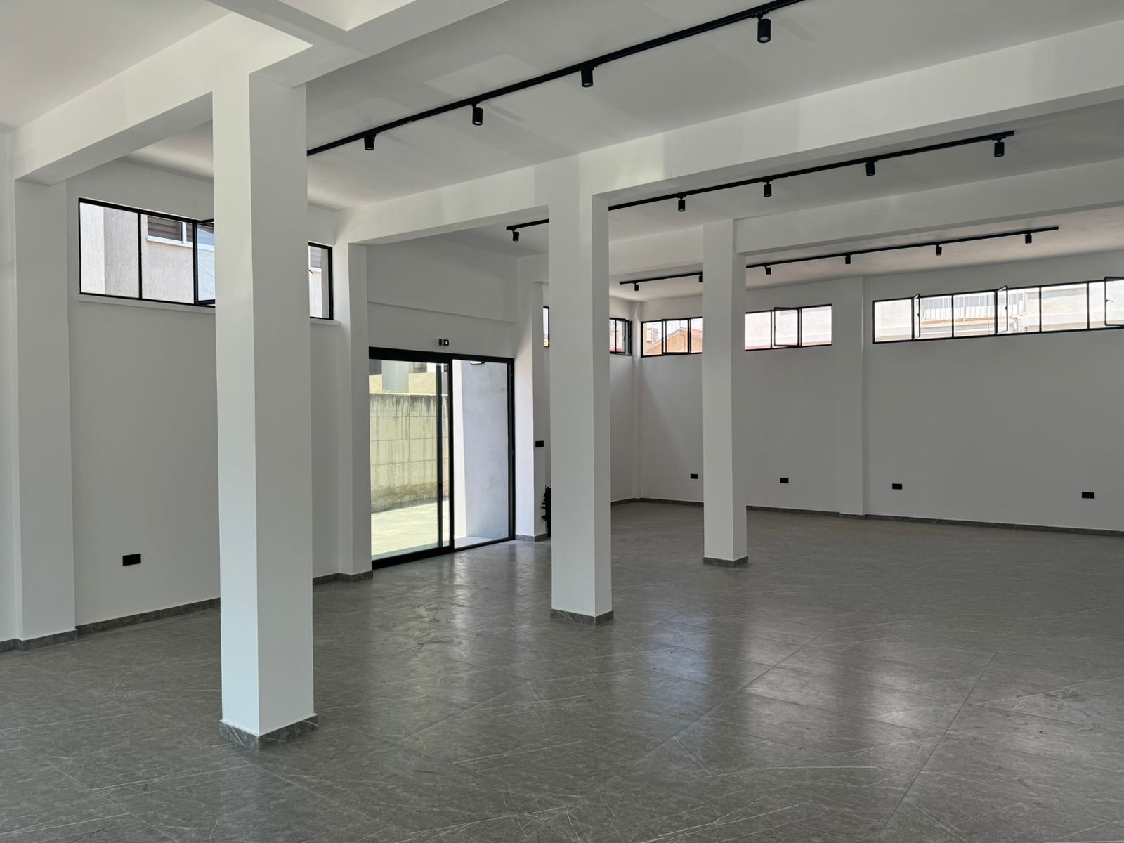 180m2 Local comercial en Mesa Geitonia, Limassol, Chipre No. 33848
