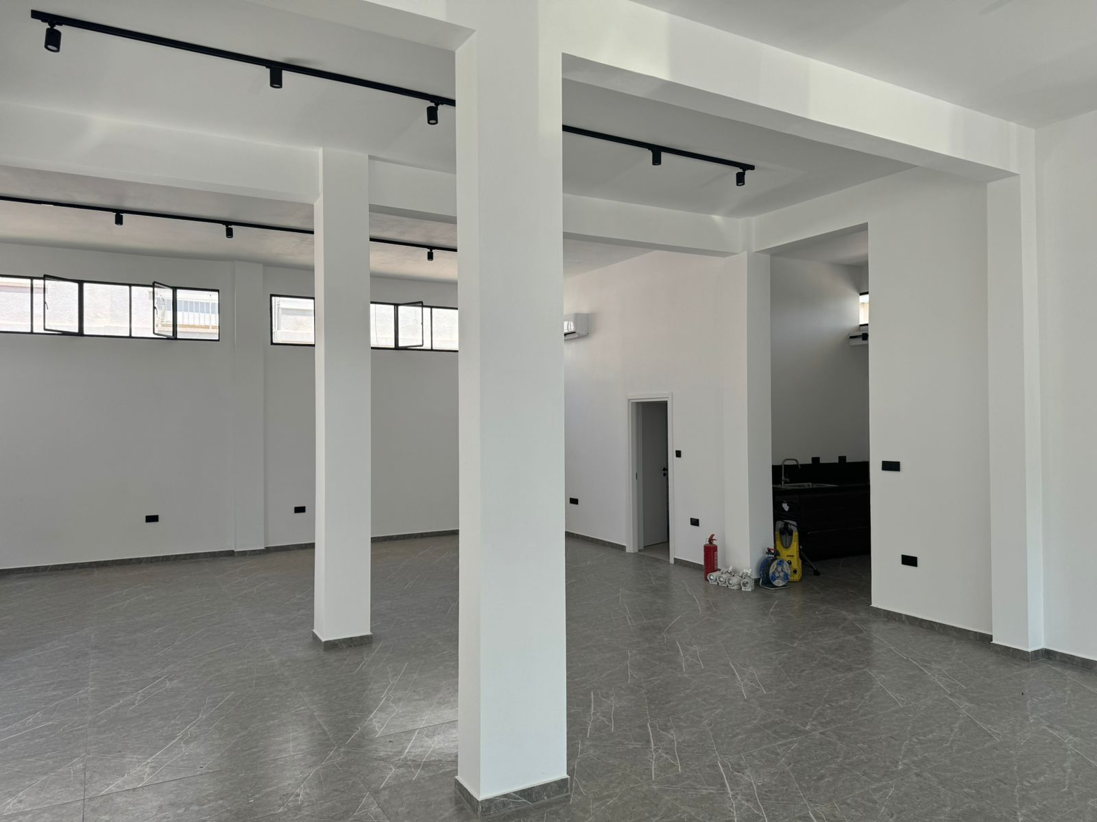 180m2 Local comercial en Mesa Geitonia, Limassol, Chipre No. 33848