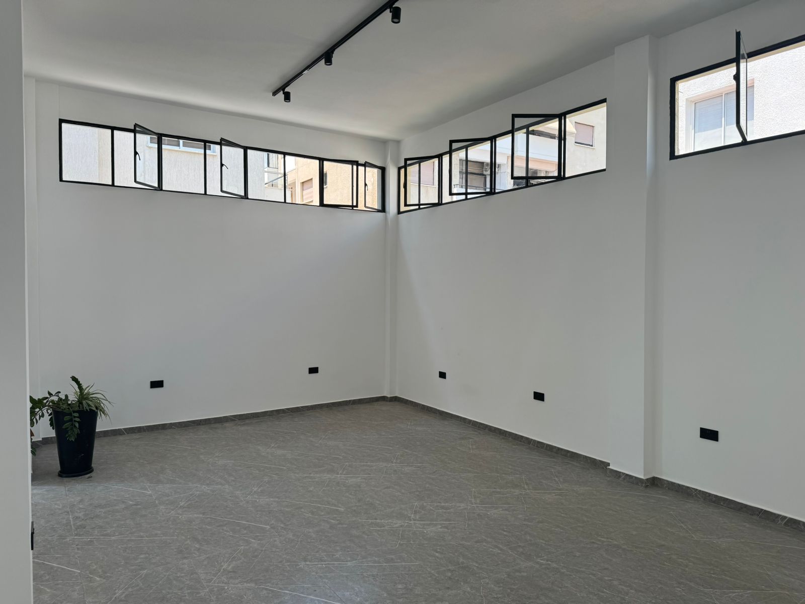 180m2 Local comercial en Mesa Geitonia, Limassol, Chipre No. 33848