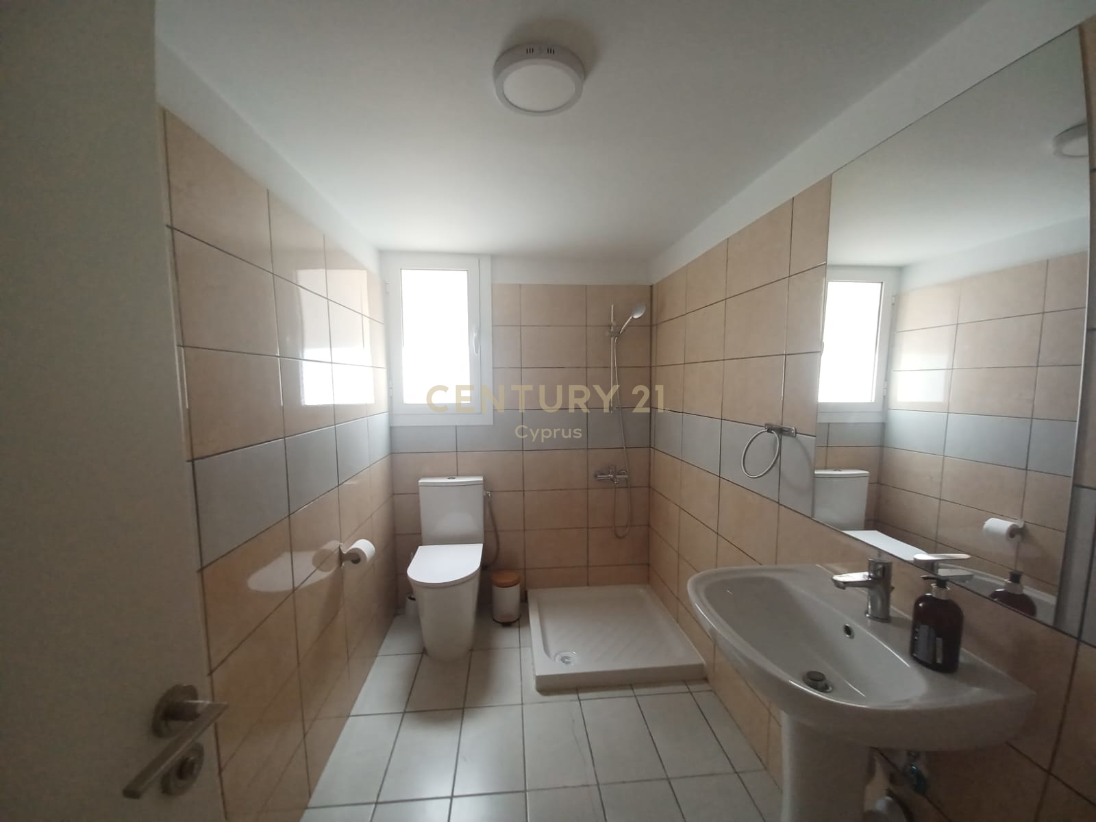 Офис 90м2 в Лимассол, Лимасол, Кипр № 57534