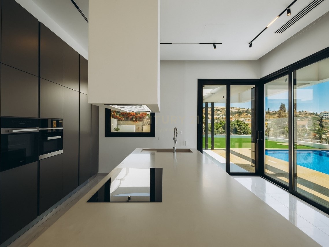 4 bedrooms Villa in Agios Tychonas, Limassol, Cyprus No. 54106