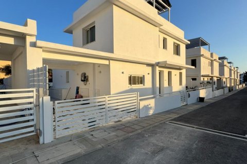 3 bedrooms Villa in Pervolia, Larnaka, Cyprus No. 40026