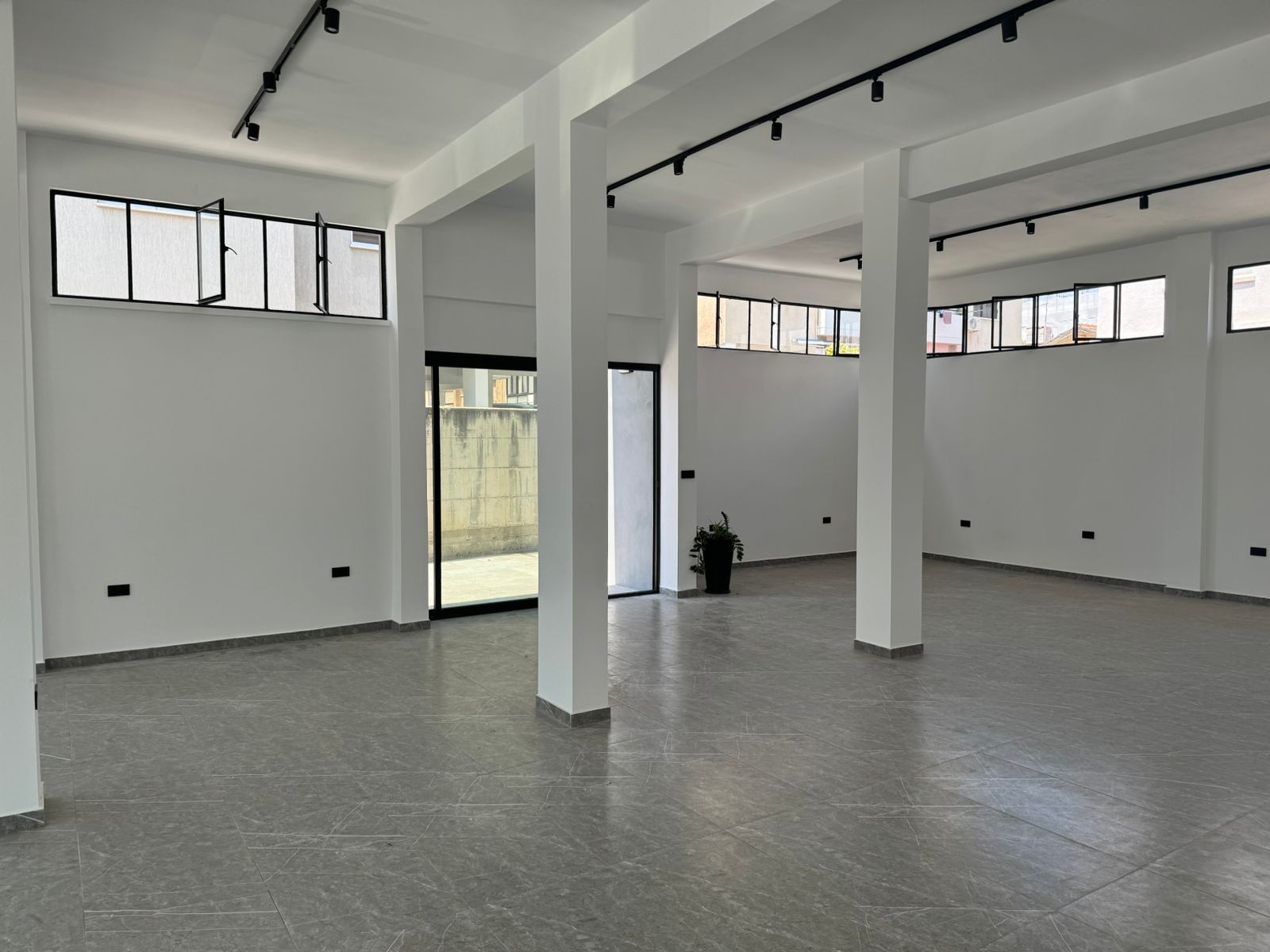 180m2 Local comercial en Mesa Geitonia, Limassol, Chipre No. 33848