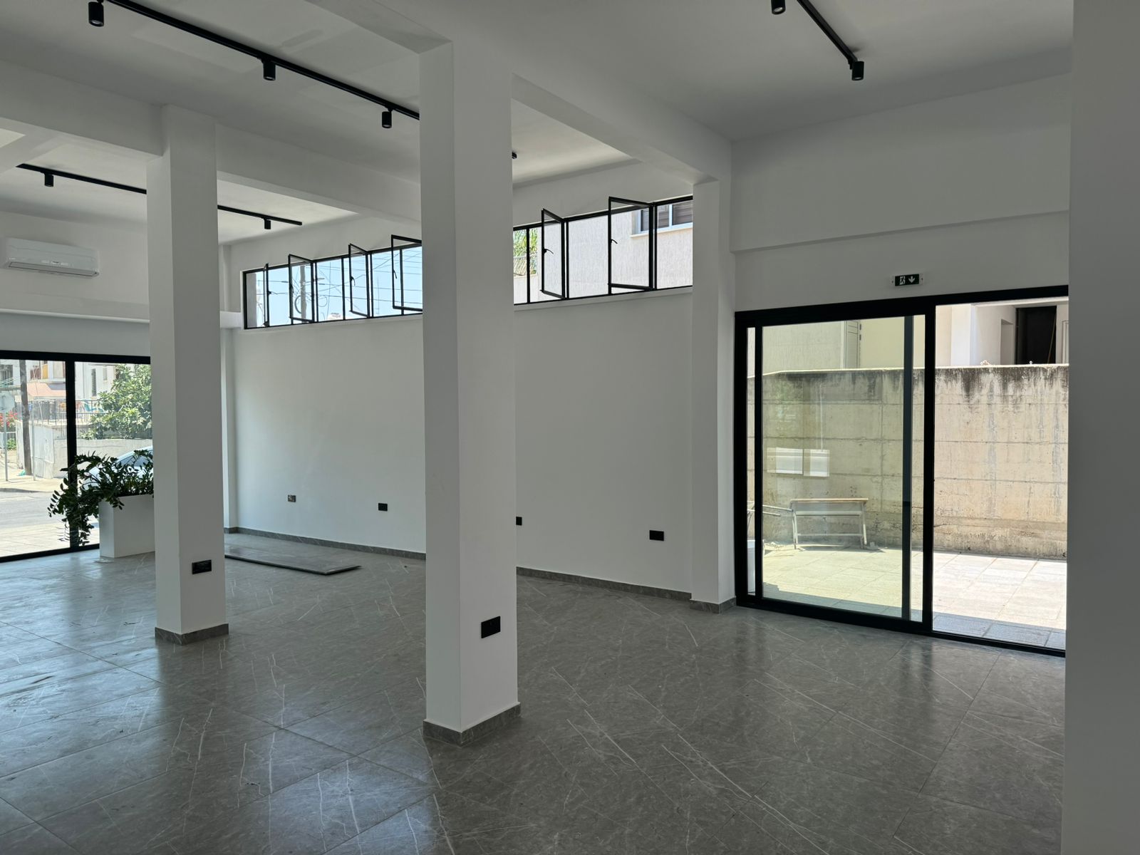 180m2 Local comercial en Mesa Geitonia, Limassol, Chipre No. 33848