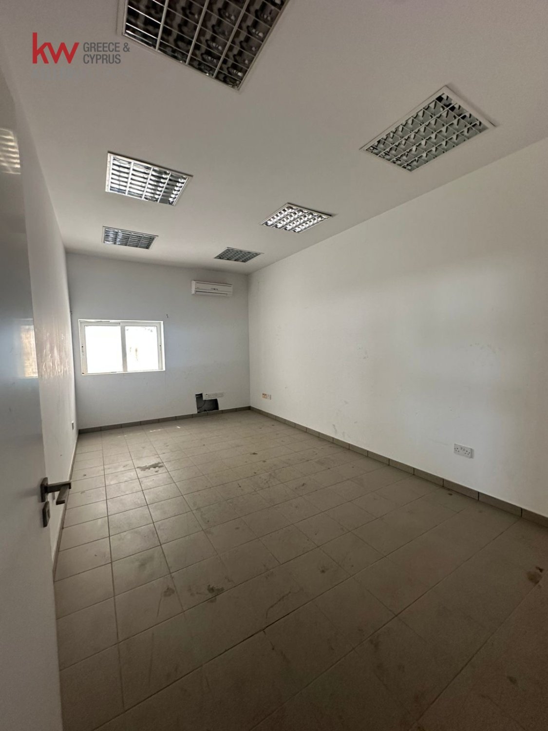 6 habitaciones Almacén en Larnaka, Chipre No. 40271