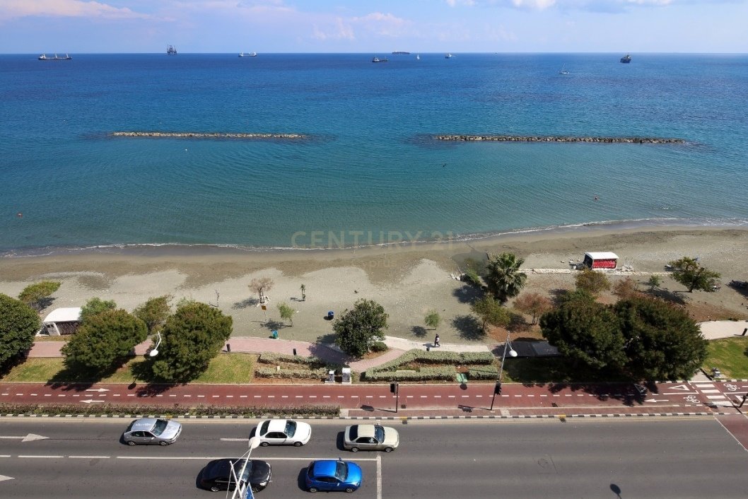3 bedrooms Apartment in Limassol, Cyprus No. 30601