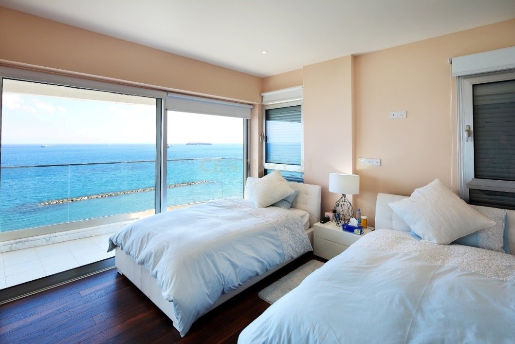 3 bedrooms Apartment in Limassol, Cyprus No. 30601
