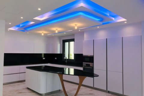 6 bedrooms Villa in Limassol,  No. 38439 3