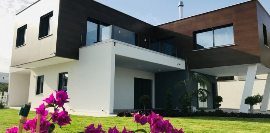 6 bedrooms Villa in Limassol,  No. 38439