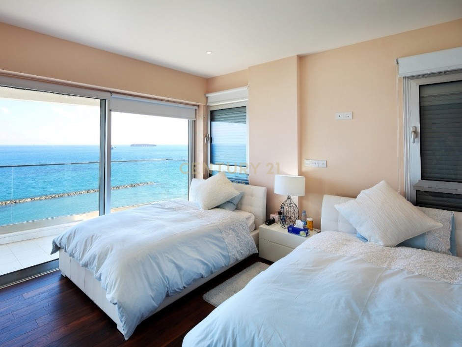 3 bedrooms Duplex in Limassol, Cyprus No. 55061