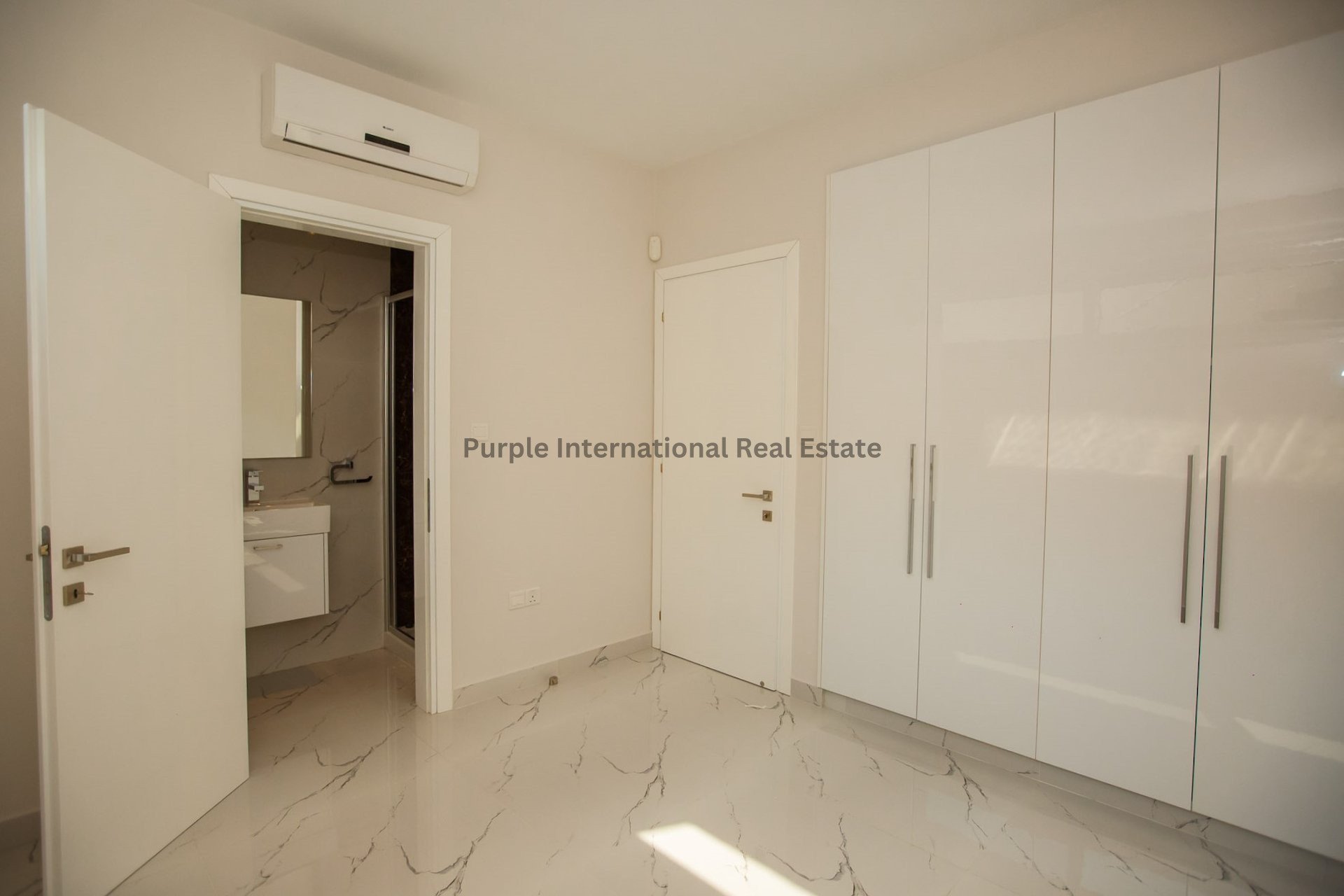 4 bedrooms Villa in Agios Tychonas, Limassol, Cyprus No. 8234