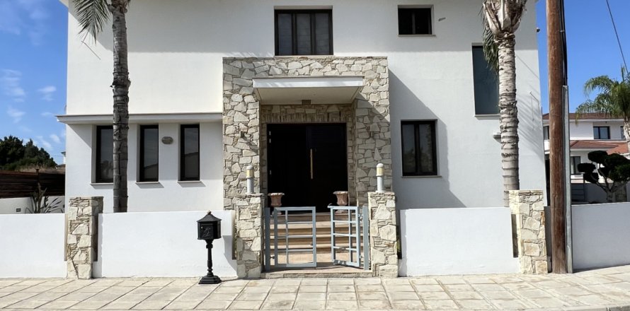 4 bedrooms Townhouse in Larnaka,  No. 40055