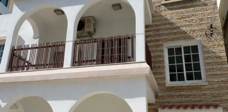 3 bedrooms Apartment in Larnaca, Larnaka,  No. 49910