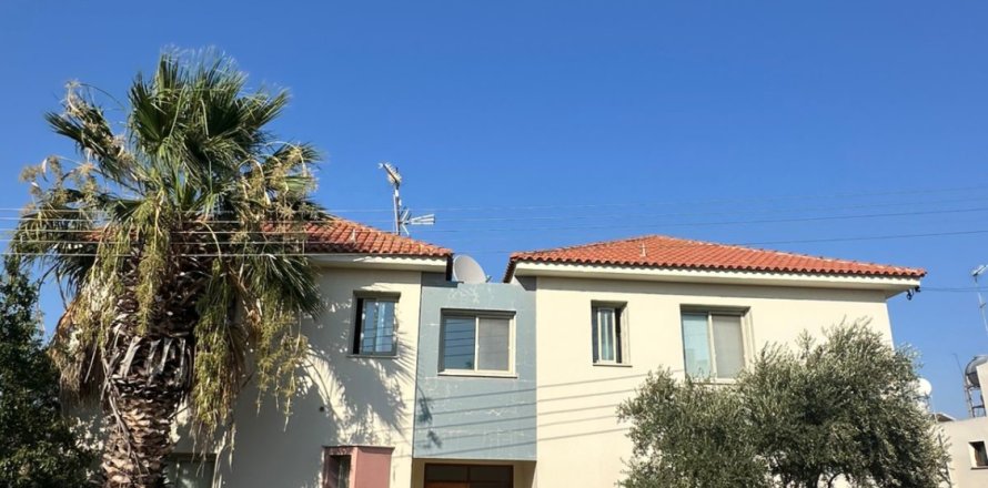 8 bedrooms Townhouse in Nicosia,  No. 39941