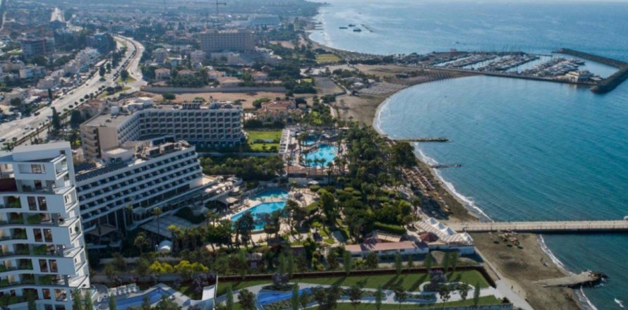 4 bedrooms Apartment in Limassol,  No. 38617