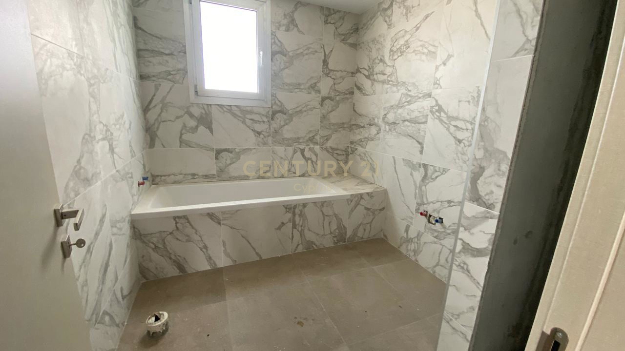 3 dormitorios Apartamento en Germasogeia, Limassol, Chipre No. 54210