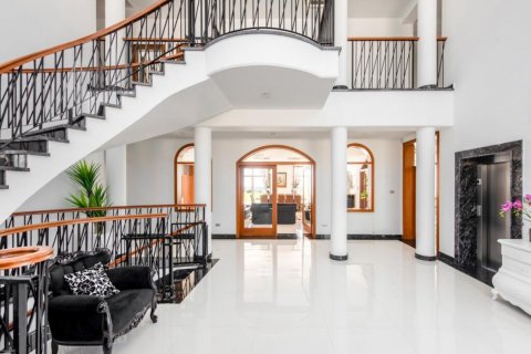 7 bedrooms Villa in Limassol,  No. 38705