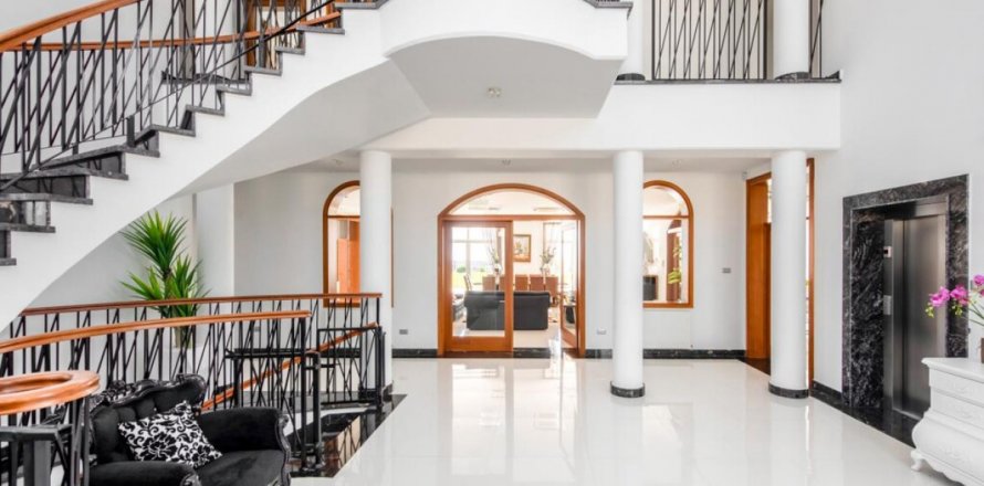 7 bedrooms Villa in Limassol, No. 38705