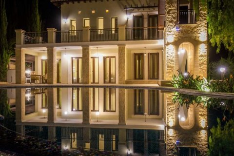 Вилла с 4 спальнями в Пафос,  № 38706