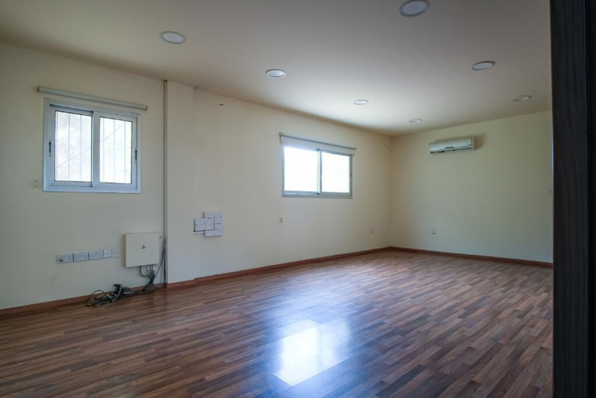 880m2 Local comercial en Nicosia, Chipre No. 37923