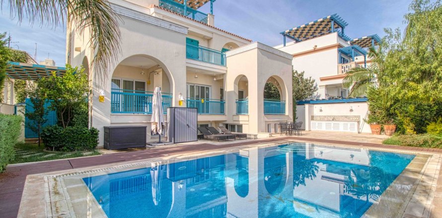 3 bedrooms Villa in Limassol,  No. 49644