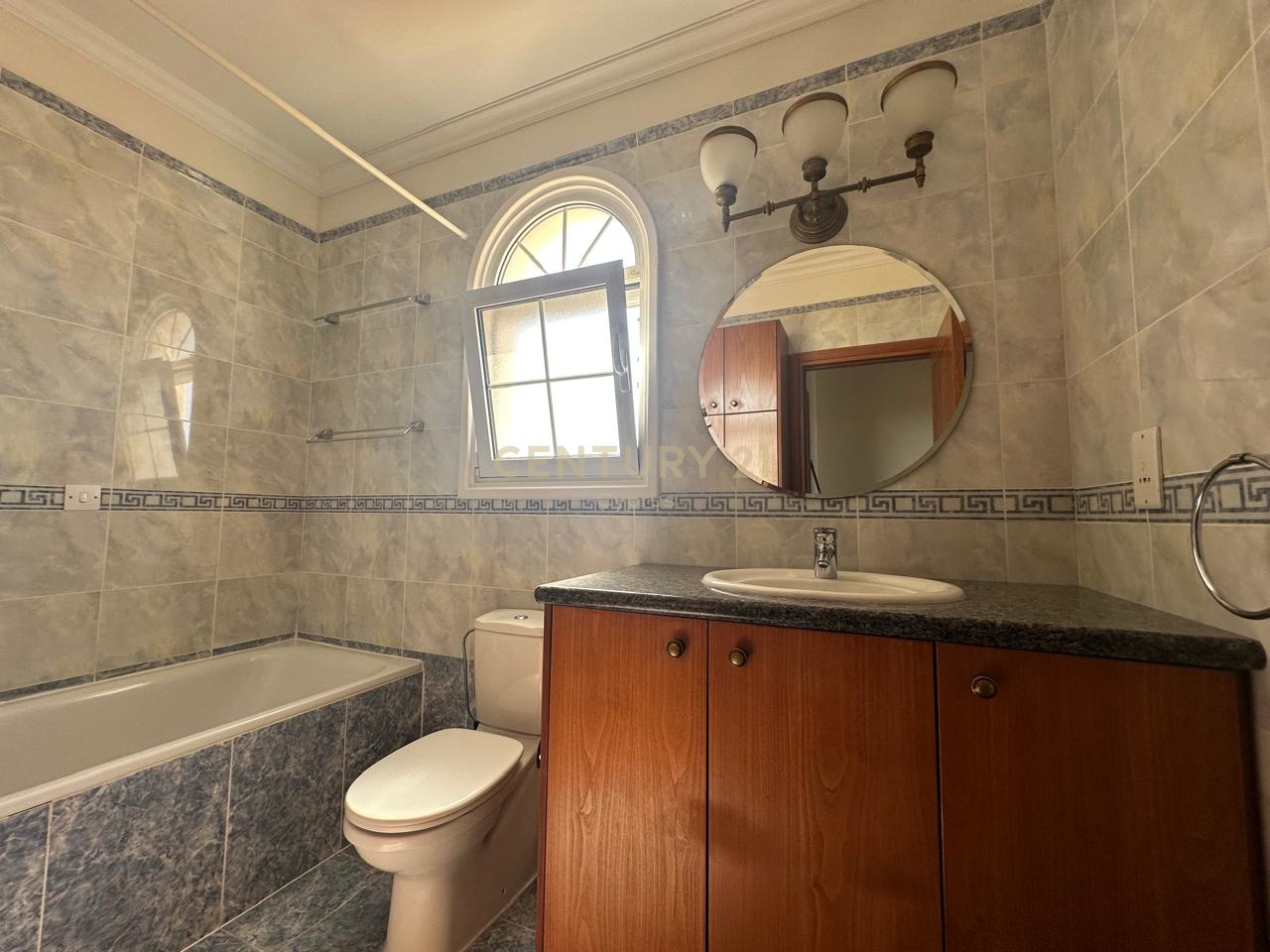 4 chambres Villa à Monagroulli, Limassol, Chypre No. 53430