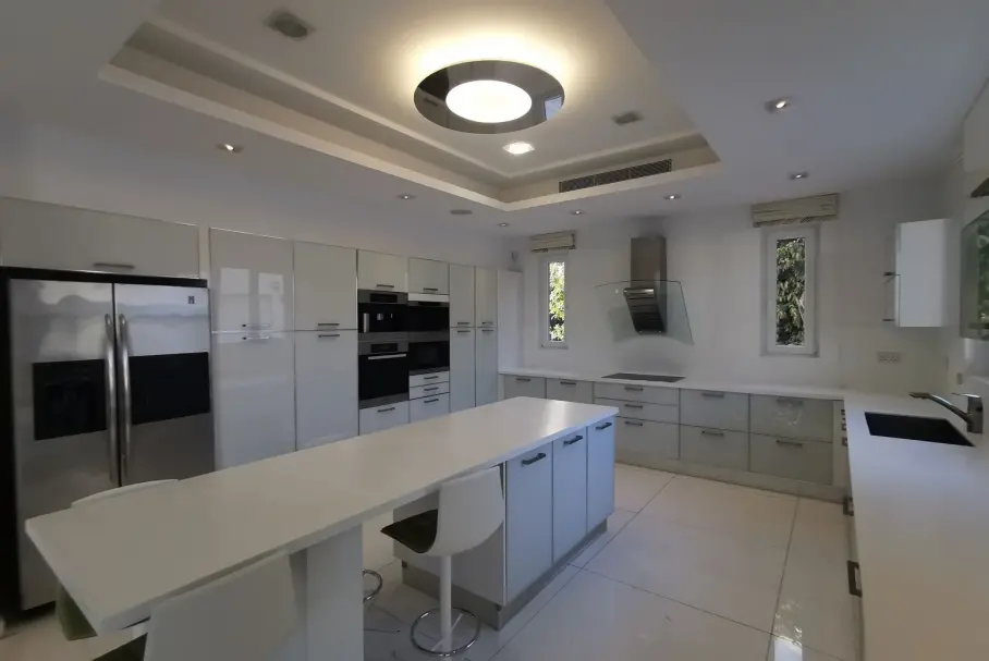 6 bedrooms Villa in Agios Tychonas, Limassol, Cyprus No. 30596