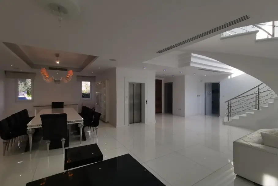 6 bedrooms Villa in Agios Tychonas, Limassol, Cyprus No. 30596