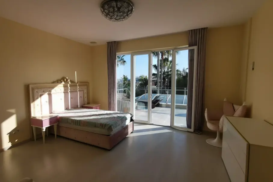 6 bedrooms Villa in Agios Tychonas, Limassol, Cyprus No. 30596