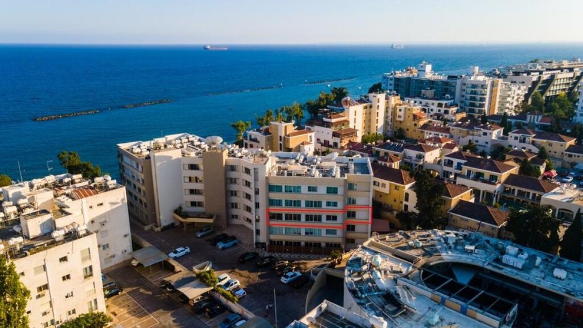 3 bedrooms Apartment in Limassol, Cyprus No. 38888