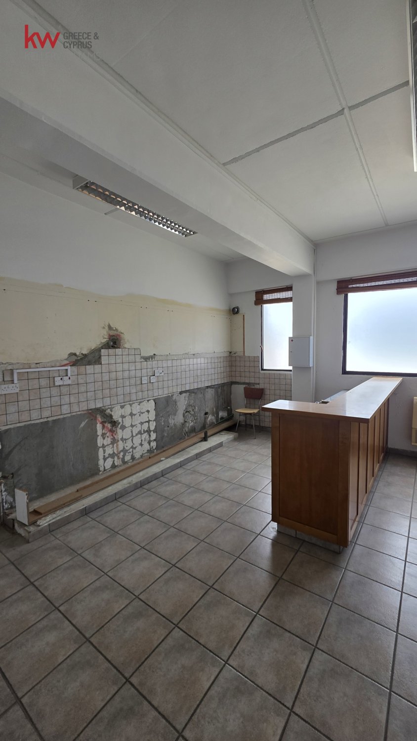 1500m2 Fábrica en Strovolos, Nicosia, Chipre No. 52503