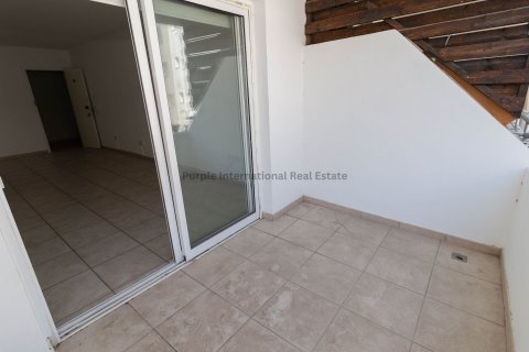 3 bedrooms Apartment in Larnaka, Cyprus No. 37671 11