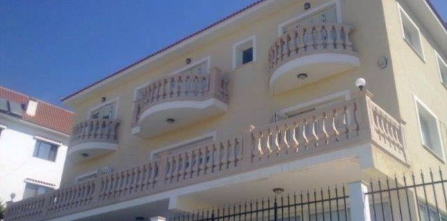 6 bedrooms Villa in Limassol,  No. 38296