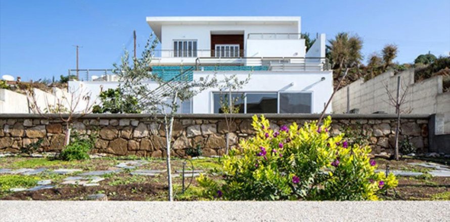 7 bedrooms Villa in Paphos,  No. 38295