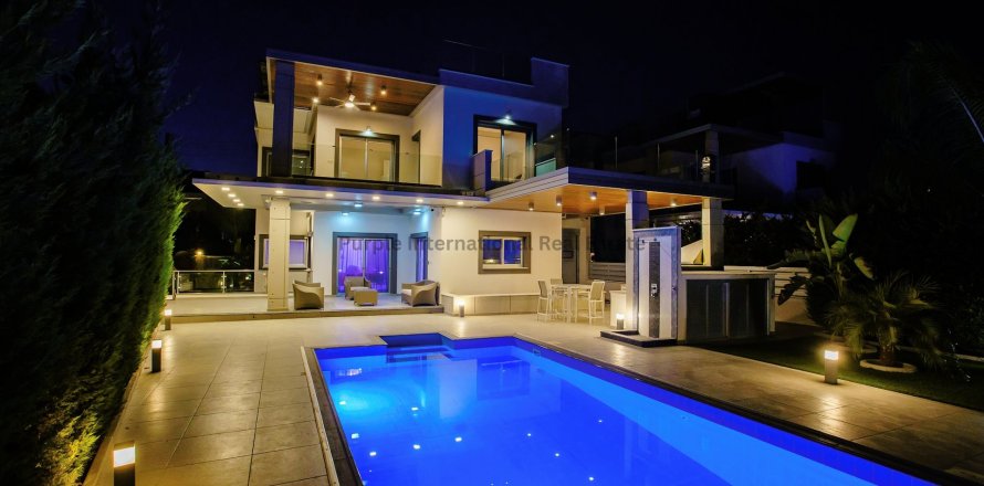 4 bedrooms Villa in Agios Tychonas, Limassol,  No. 8082