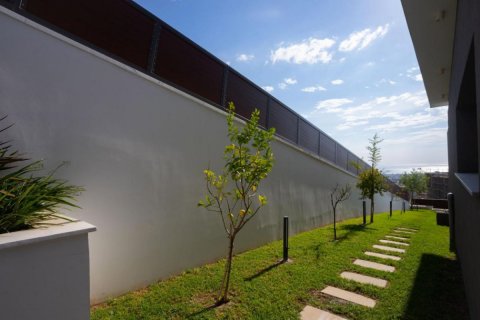 5 bedrooms Villa in Limassol,  No. 38689 3