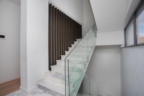 5 bedrooms Villa in Limassol,  No. 38689 10