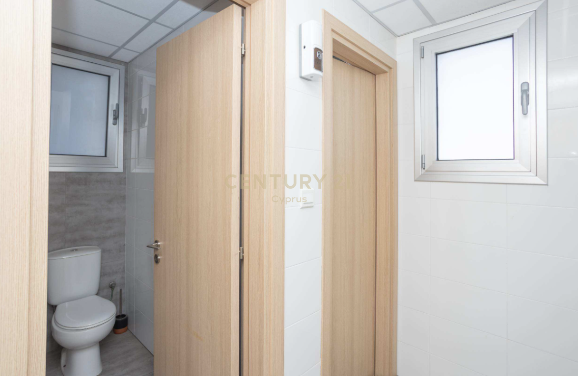 Офис 500м2 в Лимассол, Лимасол, Кипр № 57178