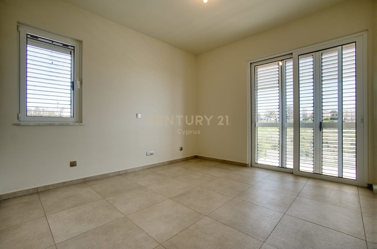 3 bedrooms Apartment in Chloraka, Paphos, Cyprus No. 56143