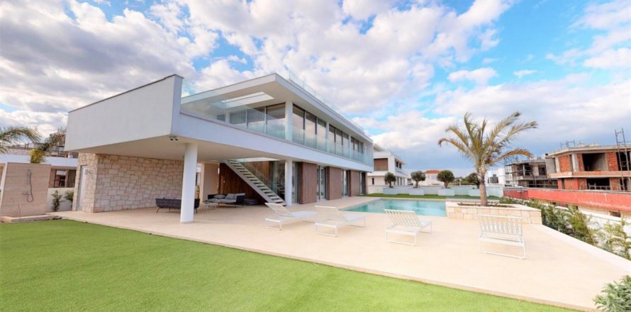 Вилла с 4 спальнями в Ларнака,  № 38641