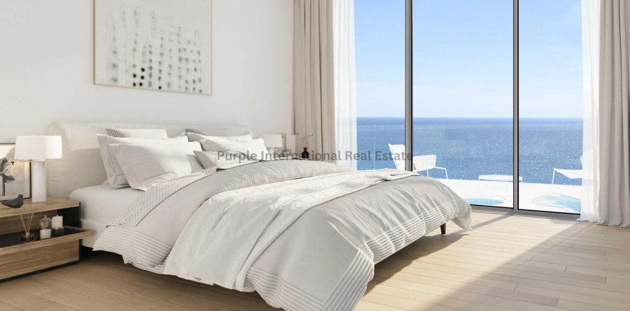 4 bedrooms Apartment in Limassol,  No. 39395