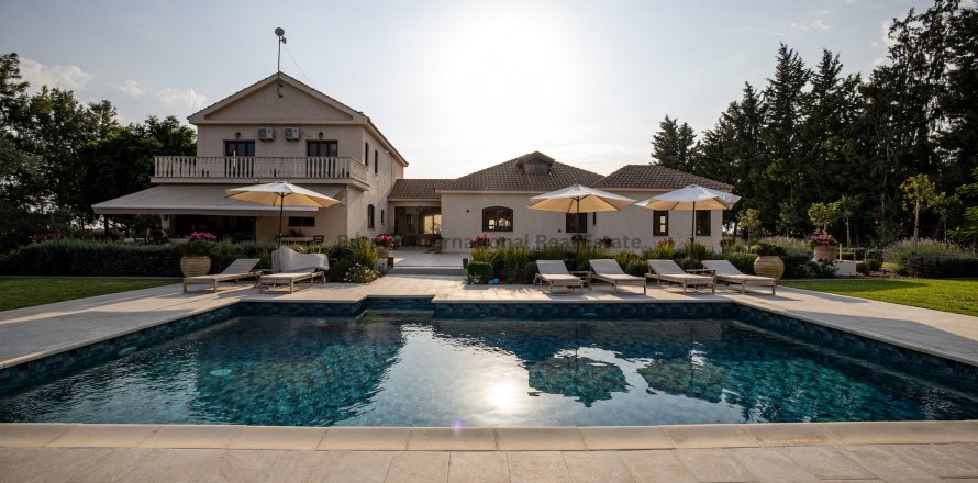 Вилла с 7 спальнями в Кити, Ларнака,  № 39236