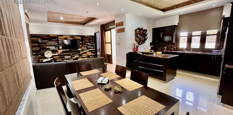 5 bedrooms Townhouse in Larnaka,  No. 40214