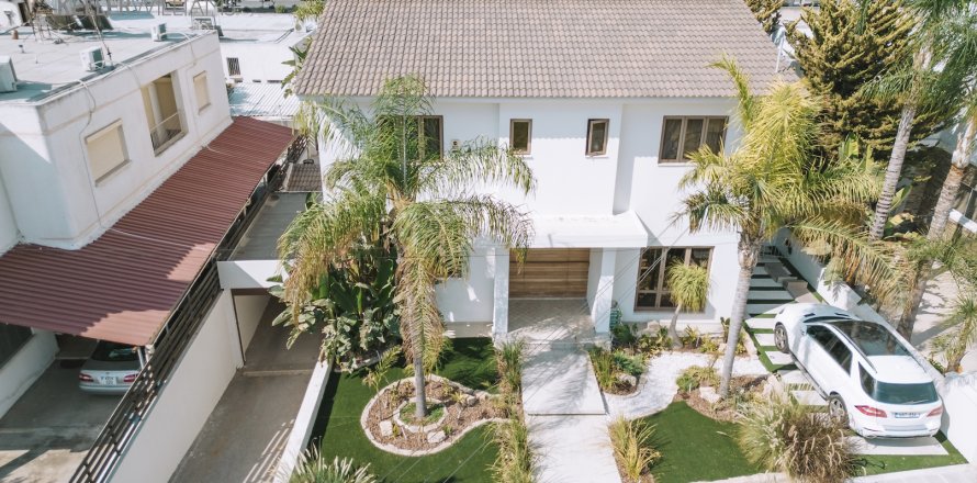 4 bedrooms Townhouse in Larnaka,  No. 40213