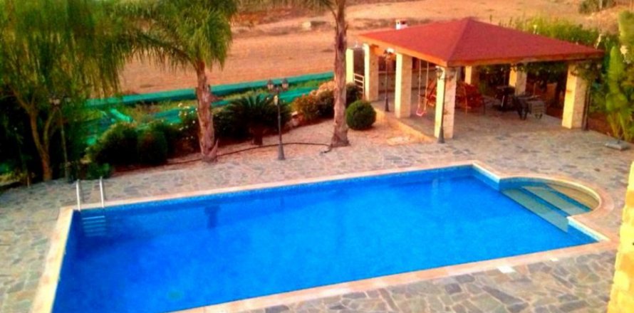 Вилла с 4 спальнями в Пафос,  № 38581