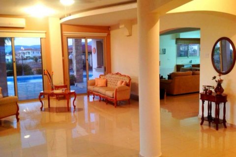 Вилла с 4 спальнями в Пафос,  № 38581 2