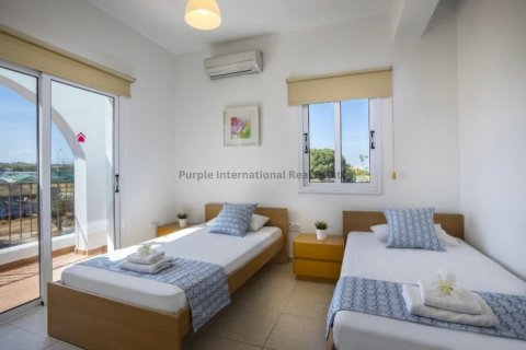 Вилла с 4 спальнями в Паралимни, Аммохостос, Кипр № 37515 8
