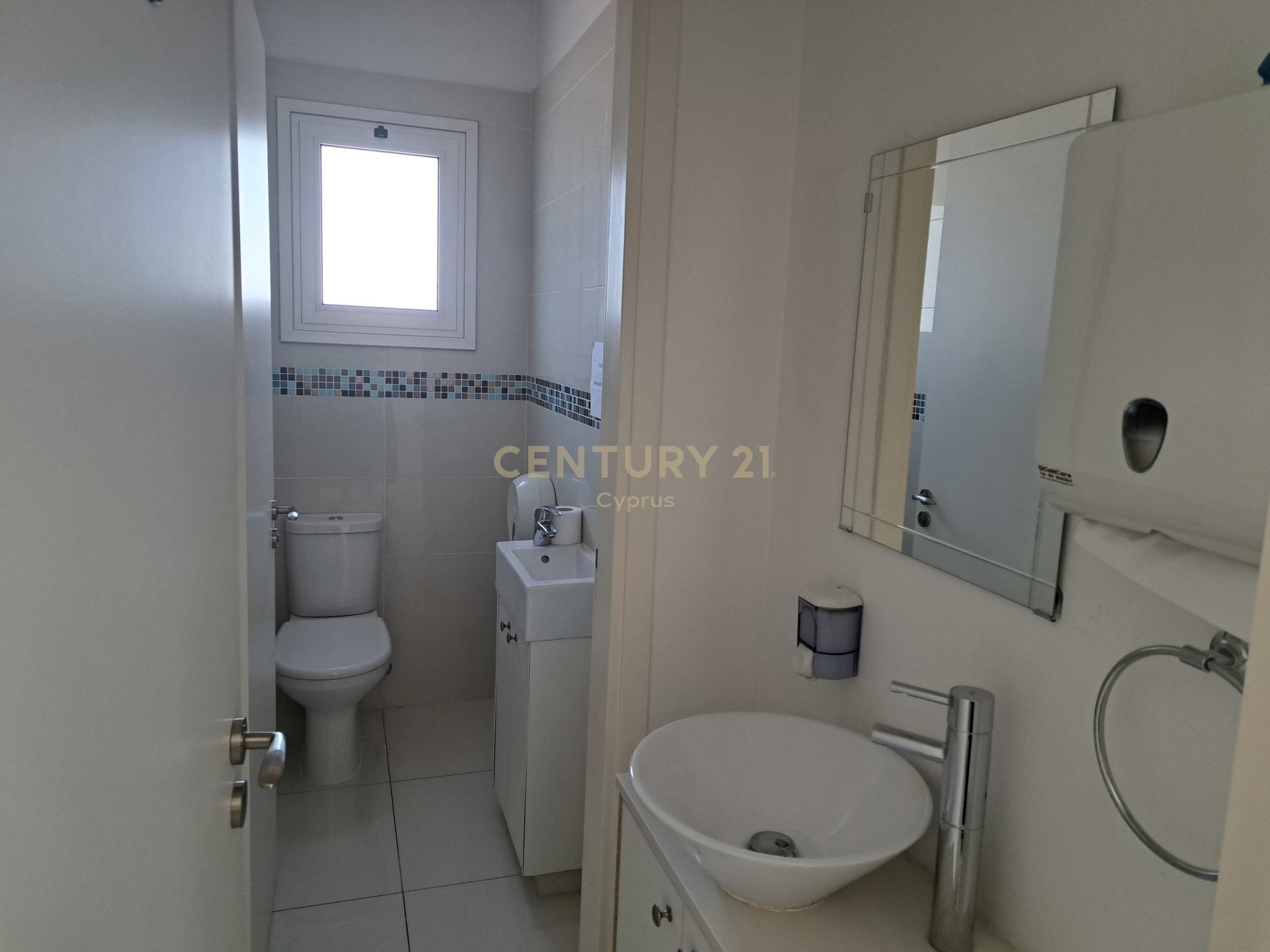 Офис 98м2 в Лимассол, Лимасол, Кипр № 57225
