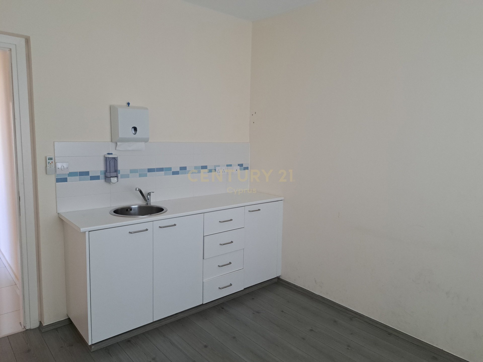 Офис 98м2 в Лимассол, Лимасол, Кипр № 57225